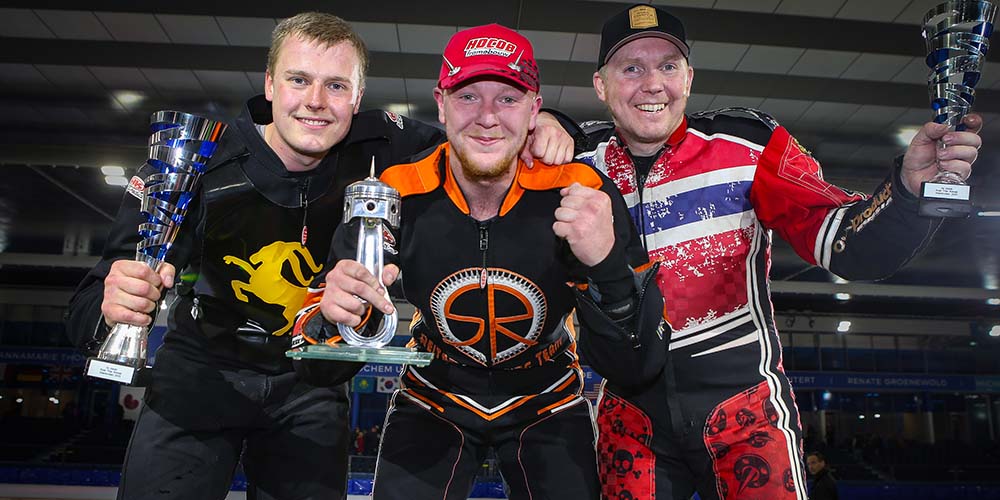 Podium Roelof Thijs Bokaal 2025. Vlnr Leon Kramer (2e), Sebastian Reitsma (1e) en de Noor Jo Saetre (3e)