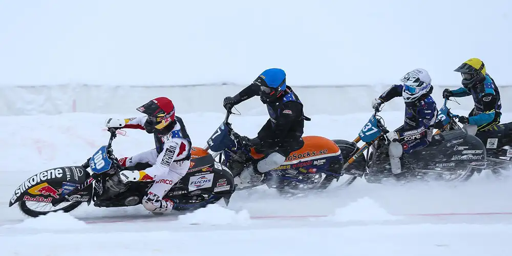 Zorn voor Kramer bij de kwalificatie WK ijsspeedway 2026 in Örnsköldsvik.