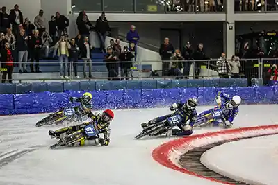 ijsspeedwaycoureurs in de bocht