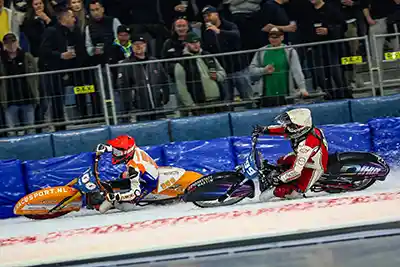 ijsspeedwaycoureurs in plat in de bocht